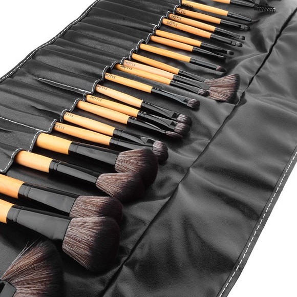 Other - NWOT - 24 Piece Makeup Brush Set